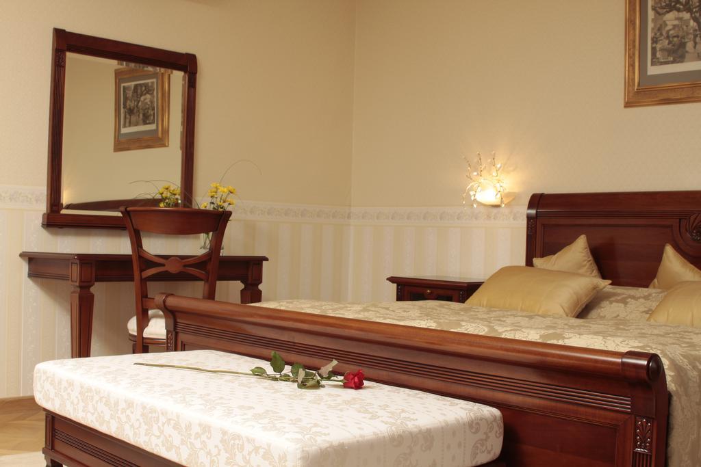 Spa Hotel Schlosspark Κάρλοβι Βάρι Εξωτερικό φωτογραφία