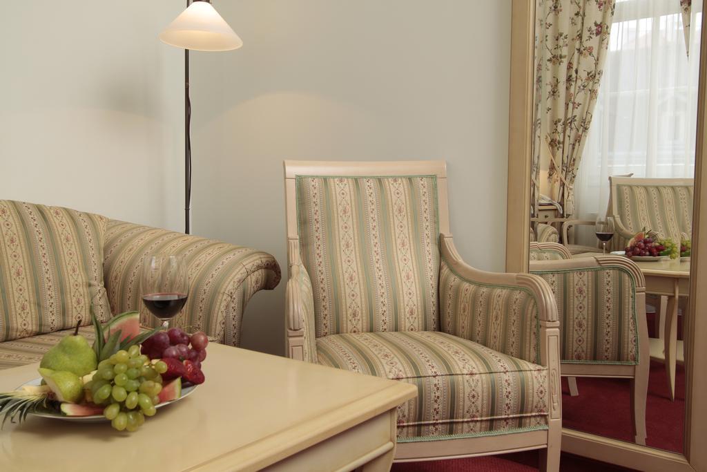 Spa Hotel Schlosspark Κάρλοβι Βάρι Δωμάτιο φωτογραφία