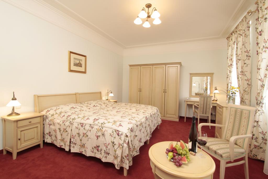Spa Hotel Schlosspark Κάρλοβι Βάρι Εξωτερικό φωτογραφία