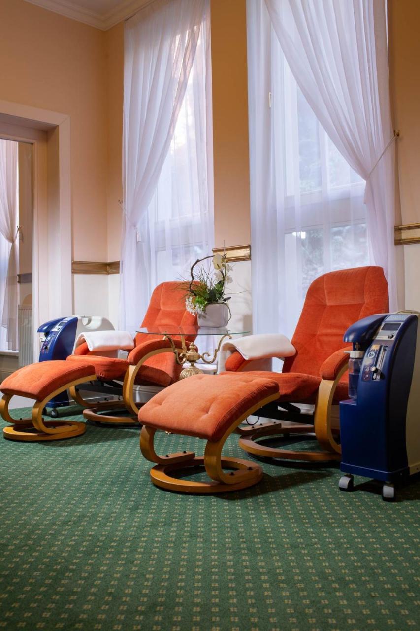 Spa Hotel Schlosspark Κάρλοβι Βάρι Εξωτερικό φωτογραφία